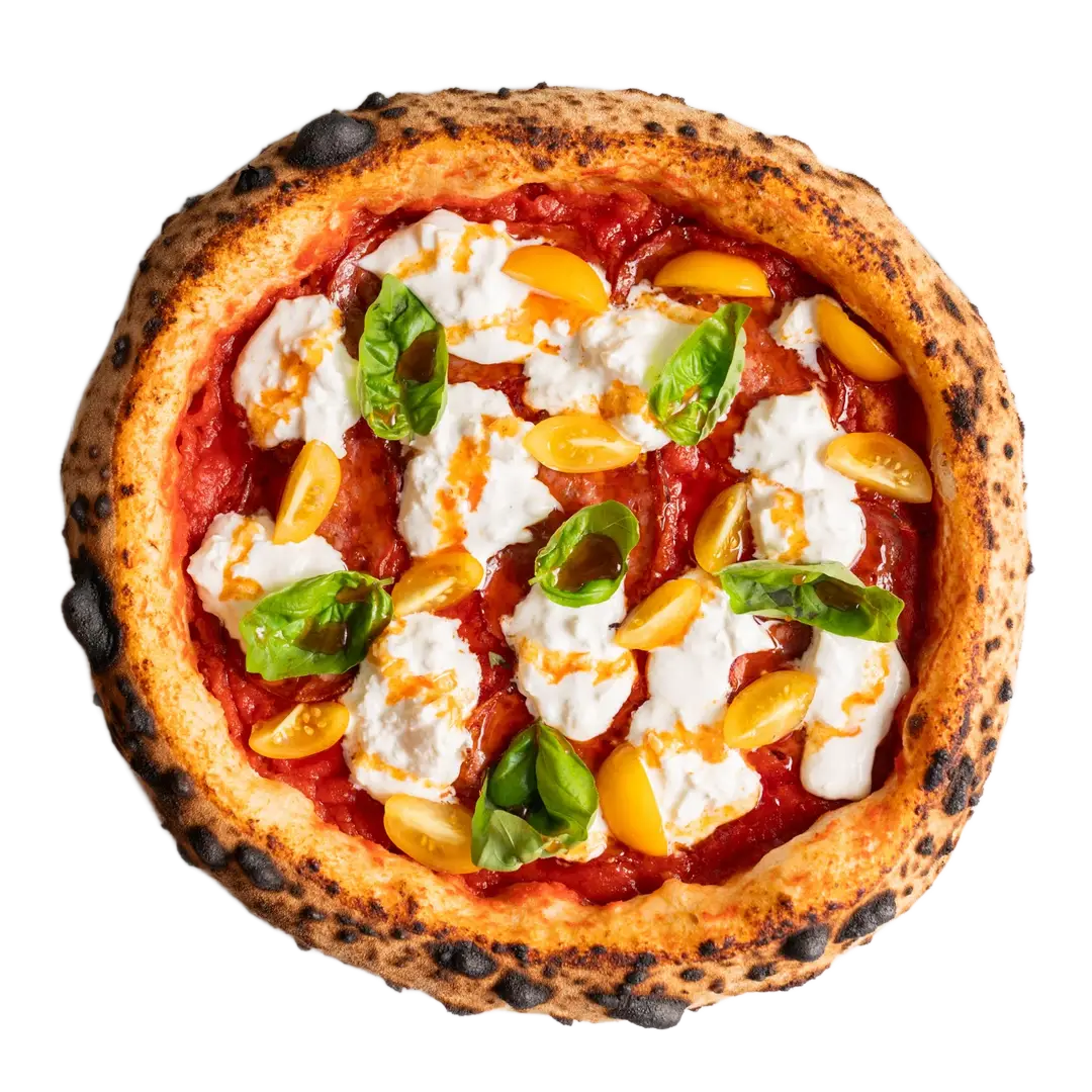 Foto dall'alto di pizza con salamino piccante, burrata, miele alla ‘nduja, pomodorini gialli e basilico.